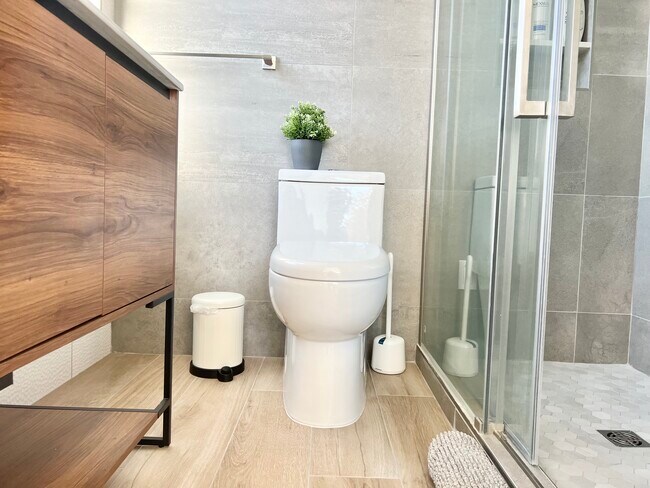 Bedroom #1 en-suite bathroom - 392 N 7th St