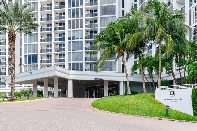 Building Photo - 10275 Collins Ave