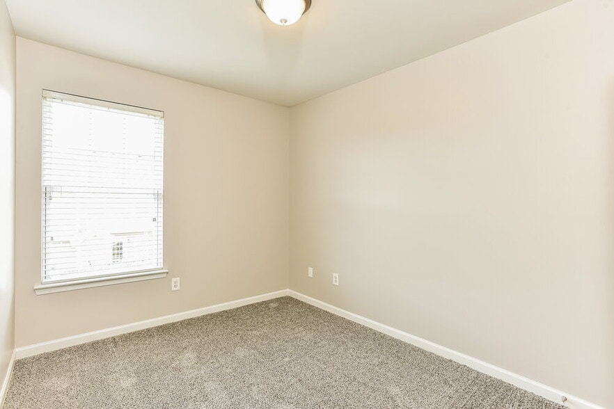 Building Photo - 8043 Logan Dr