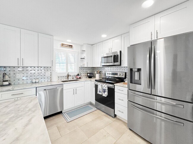 Building Photo - 4775 Cove Cir