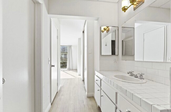 Building Photo - 10747 Wilshire Blvd