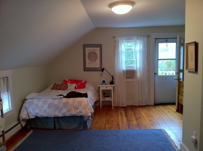 Building Photo - Beautiful In-Town Two Bedroom...