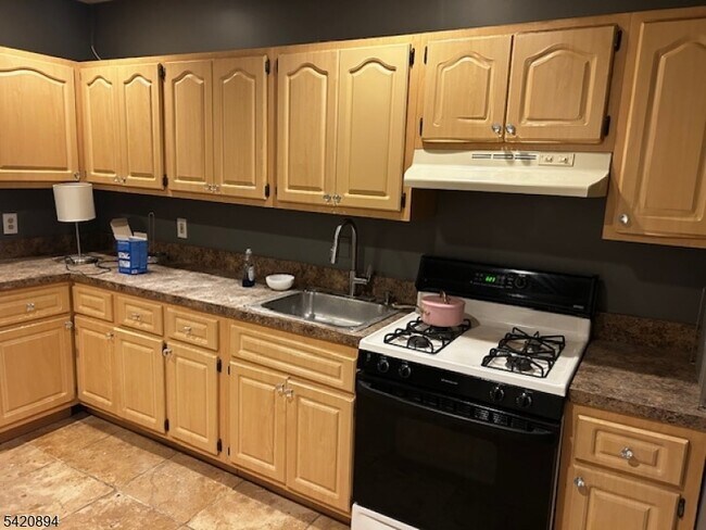 Building Photo - 45 Halsey St