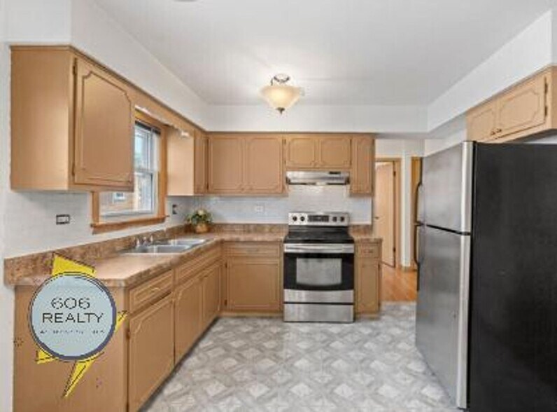 Building Photo - 9595 Maple Dr