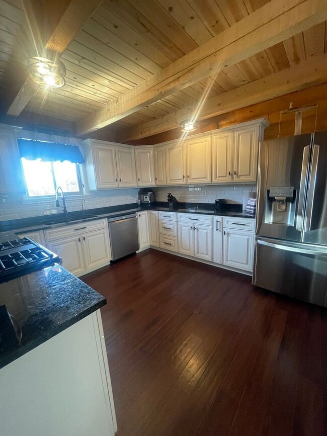 Building Photo - Amazing custom built Alaskan Log home acro...