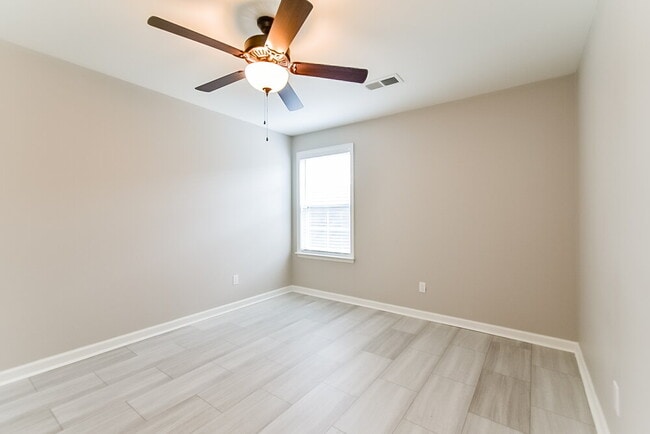 Building Photo - 7553 Glen Laurel Way