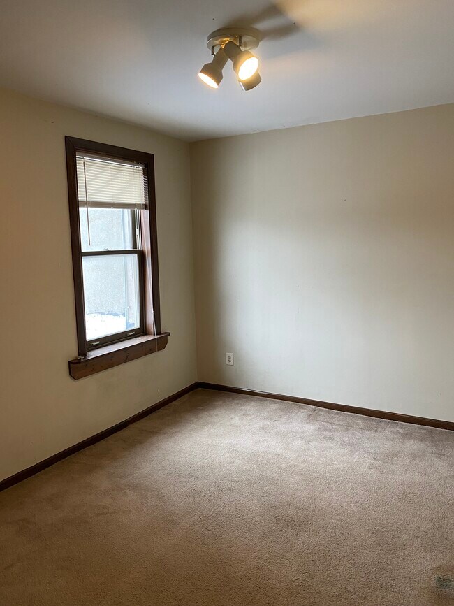 Building Photo - 33 N Washington St