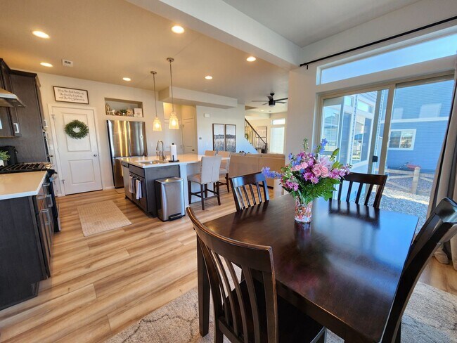 Building Photo - Beautiful, Modern 3 Bed 3 Bath Home in Ban...