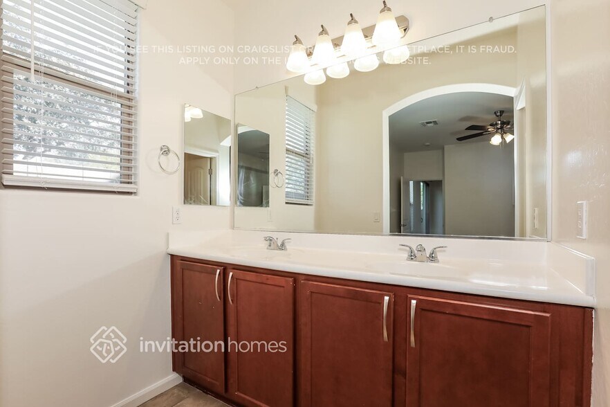 Building Photo - 1447 S Ponderosa Dr