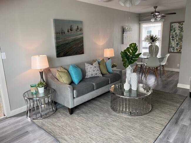 Building Photo - Fully Renovated 1 bedroom Apartment! 1/2 o...
