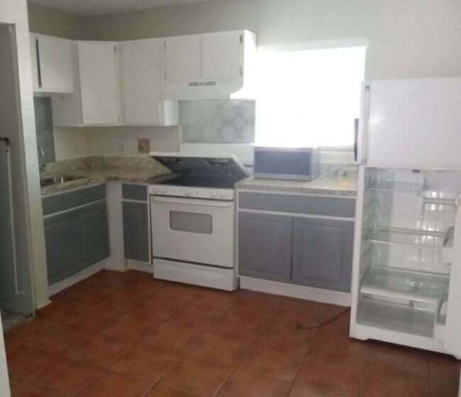Building Photo - Charming 2BR Duplex in Surprise