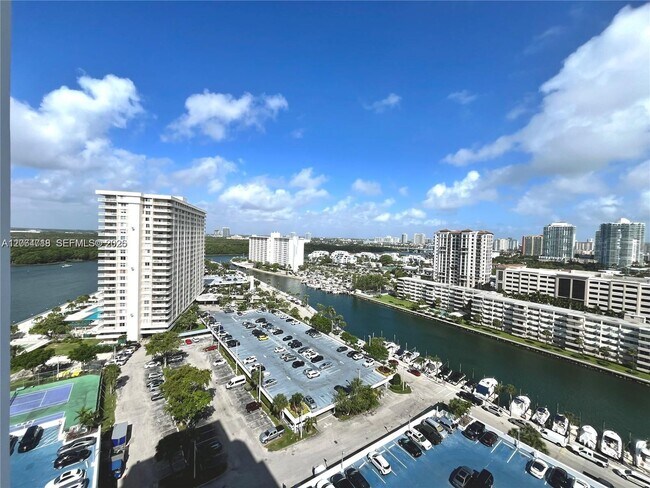 Building Photo - 100 Bayview Dr