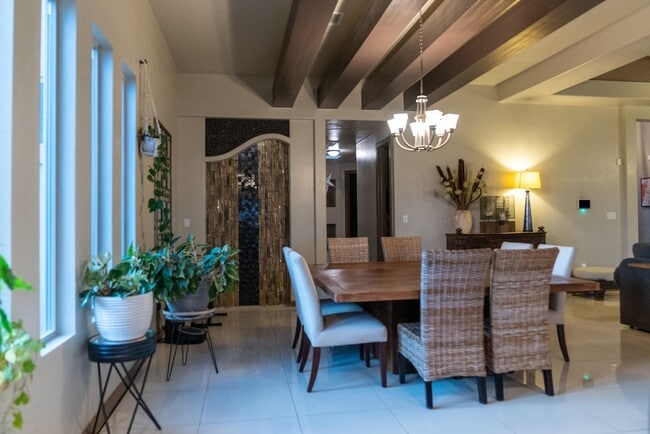 Building Photo - Stunning 4 bedroom, 2,5 bath home in West ...