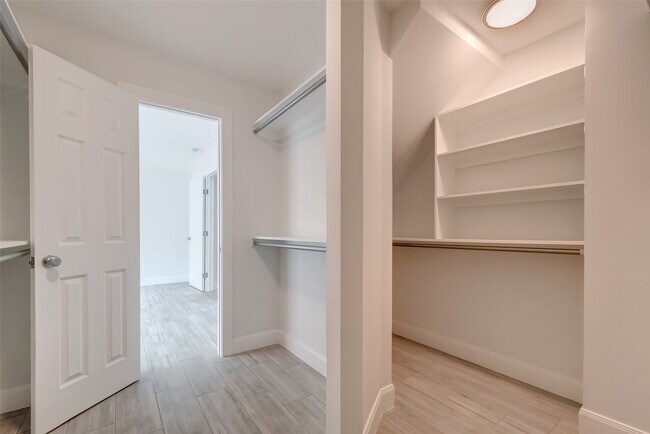 Building Photo - 818 Silvergate Dr