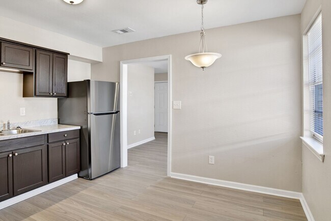 Building Photo - Fully renovated duplex unit in Southwest Pensacola