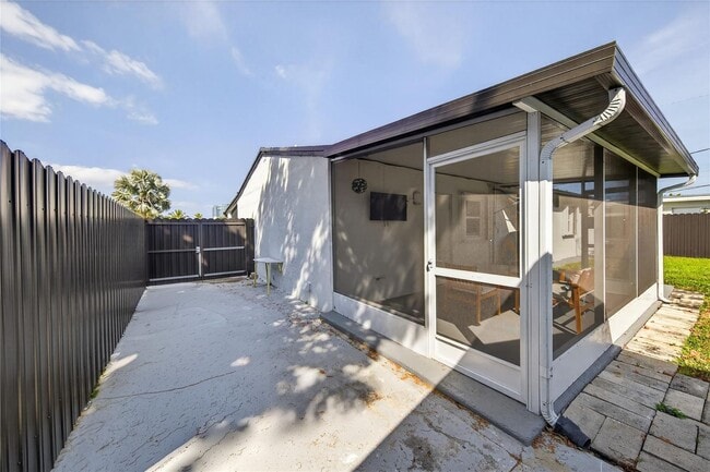 Building Photo - 540 NE 59th Ct