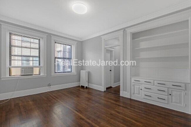 Building Photo - Beautiful, Fully Renovated BU West Campus 4 Bed/2 Bath on Glenville Ave in Allston for 9/1/2026