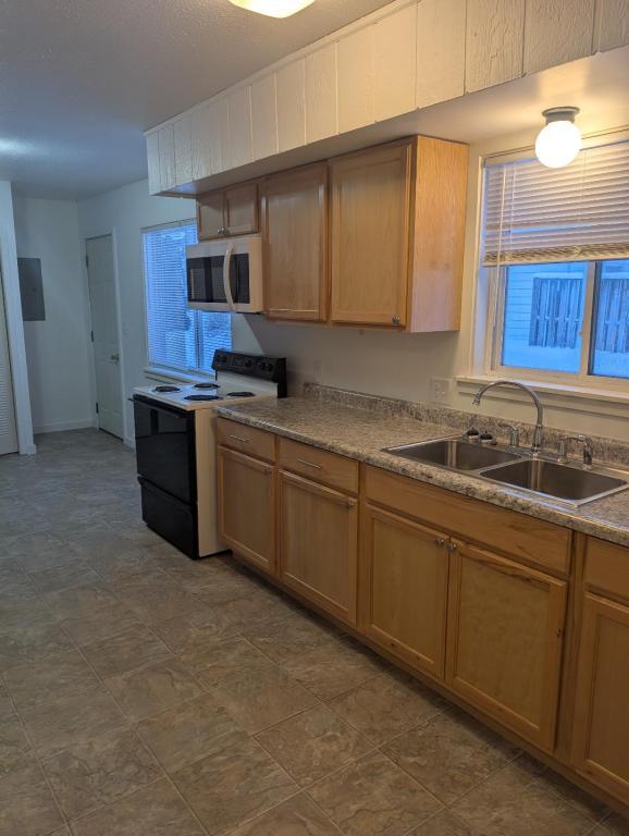 Building Photo - 145 E Paras Hill Dr