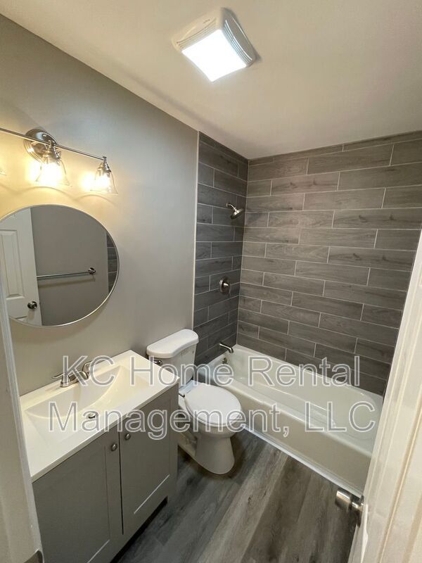 Building Photo - 706 NE Orchard Dr