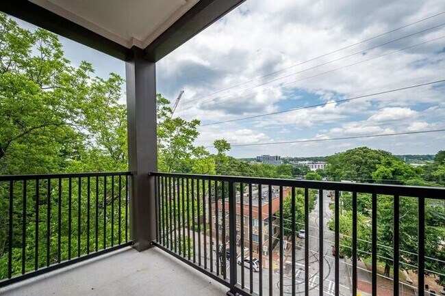 Building Photo - 525 Parkway Dr NE