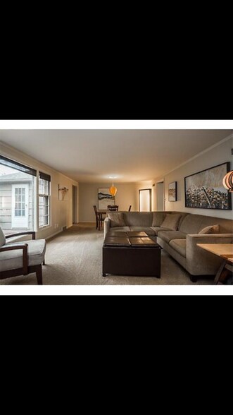 Building Photo - 2711 W 71st Terrace