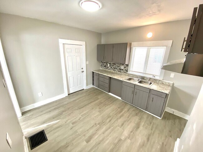 Building Photo - Newly Rehabbed Single Family in Dayton!: N...