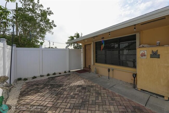 Building Photo - 805 NE 40th St