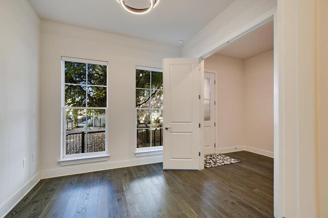 Building Photo - 1301 Town Creek Dr