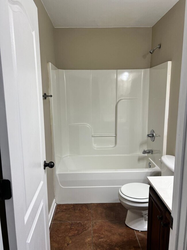 Building Photo - 3 bed/2bath Townhome freshly painted!