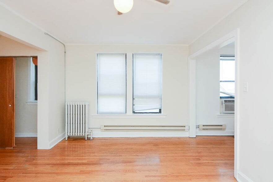 Building Photo - 3345 N Marshfield Ave