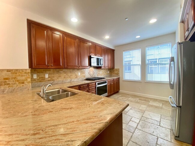 Building Photo - Amazing Townhouse - Warm Springs Fremont!