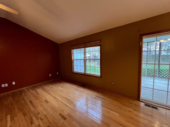 Building Photo - 3BR / 2BA  - with Fenced in backyard