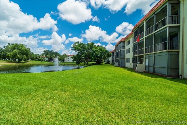 Building Photo - 820 S Hollybrook Dr