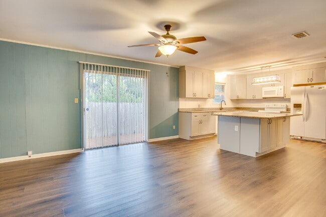 Building Photo - Beautiful 3BR Home in North Hill – Special: ½ Off Deposit for Active-Duty Military!