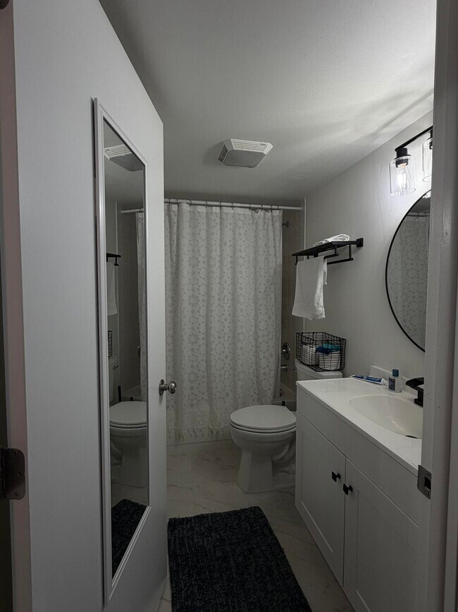 Building Photo - 20 Royal Palm Way