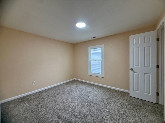 Building Photo - Updated 4 bedroom 2 bath home!