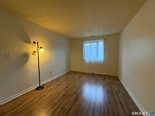 Building Photo - 32 Upper Pattagansett Rd