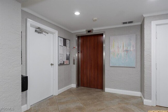 Building Photo - 2885 Palm Beach Blvd