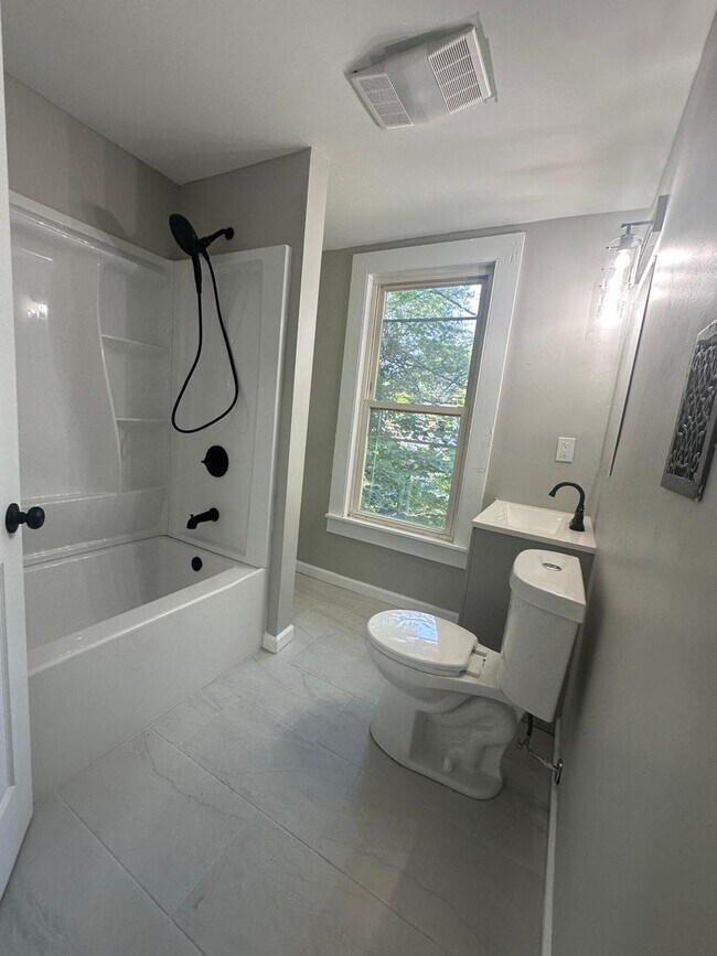 Building Photo - 47 Hart St