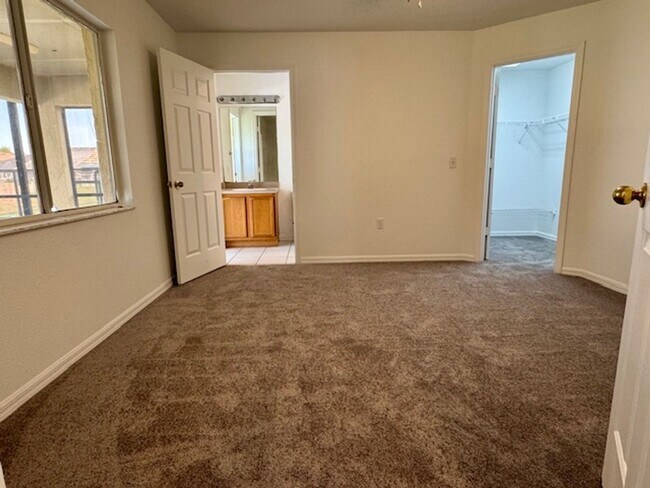 Building Photo - 838 Hillcrest Dr