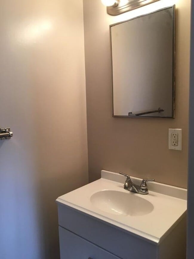 Building Photo - New 2 bedroomSouth Side House