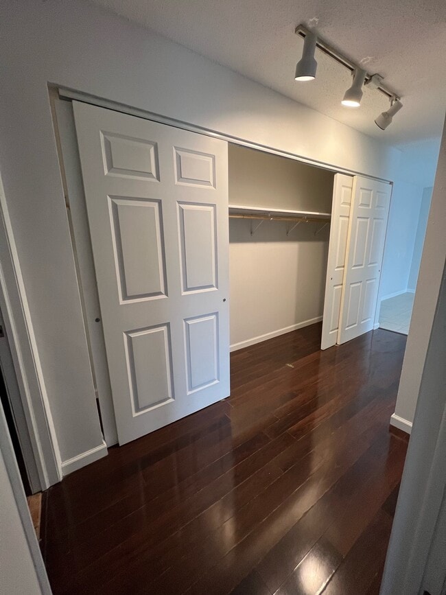 Building Photo - 941 11th Ave S