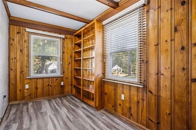 Building Photo - 2050 Mercer Ave