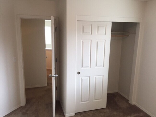 Building Photo - 3 Bed/2.5 Bath Townhouse with Garage - NE Bend