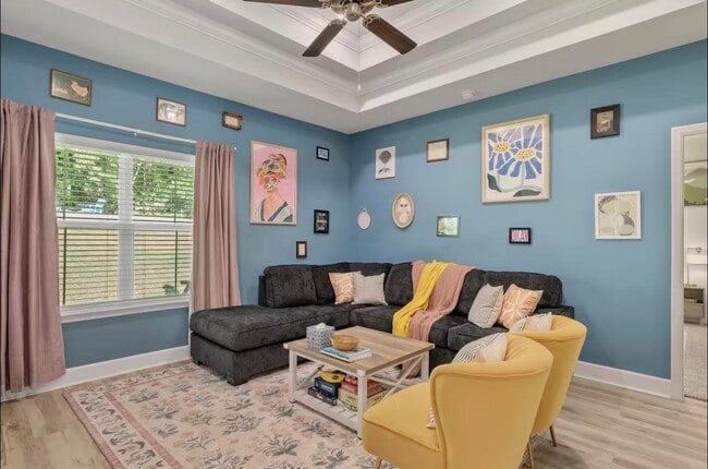 Building Photo - 2047 Hansel Hl Dr