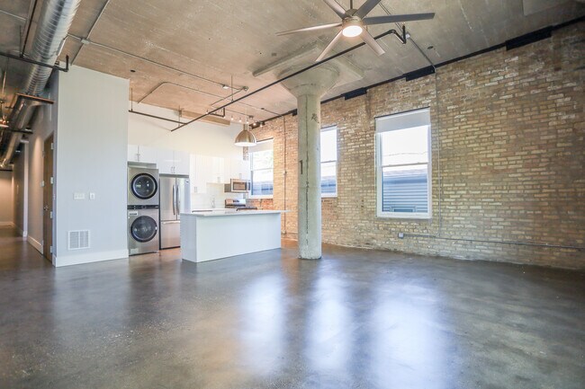 Building Photo - 4046 N Hermitage Ave