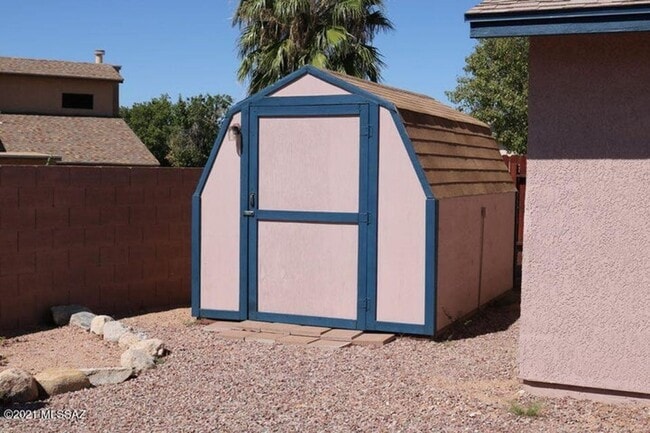 Building Photo - Nestled in a convenient NW neighborhood