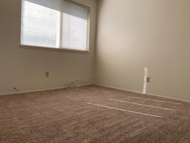 Building Photo - 2 bed 1.5 bath with a 2-car garage in Rocklin