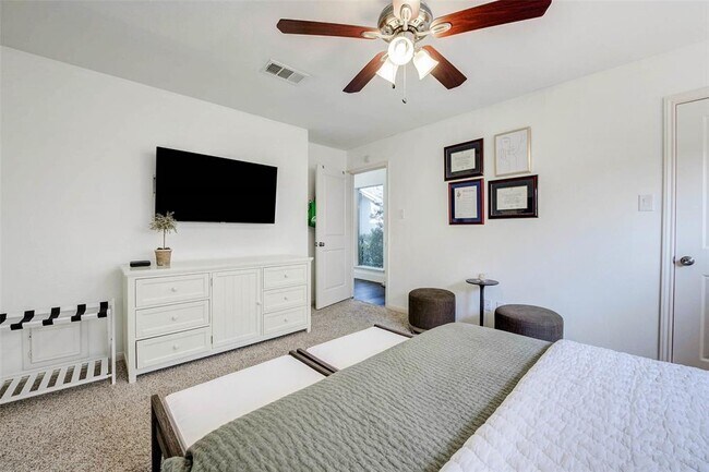 Building Photo - 2907 Fontana Dr