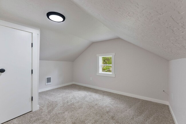 Building Photo - Darling 4 Bed, 2 Bath Home in Spokane!